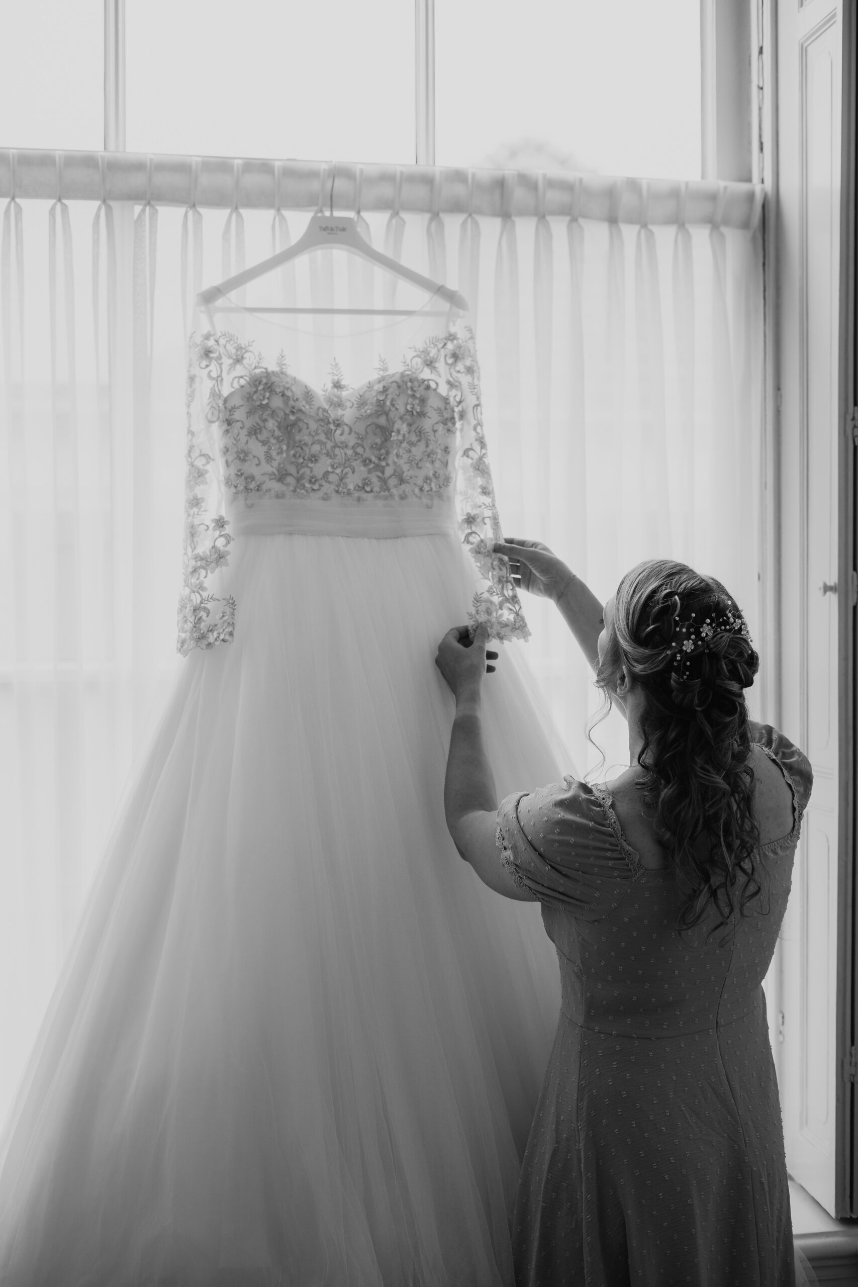 Ceremoniemeester, trouwjurk aantrekken bruiloft bruid