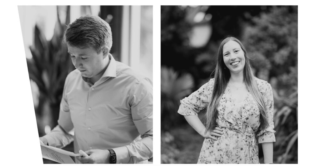 Zwart-witfoto van weddingplanners Agnes en Lesley van Timeline Weddings tijdens hun werk op een bruiloft